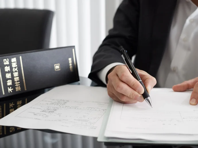 司法書士が登記の仕事をする様子