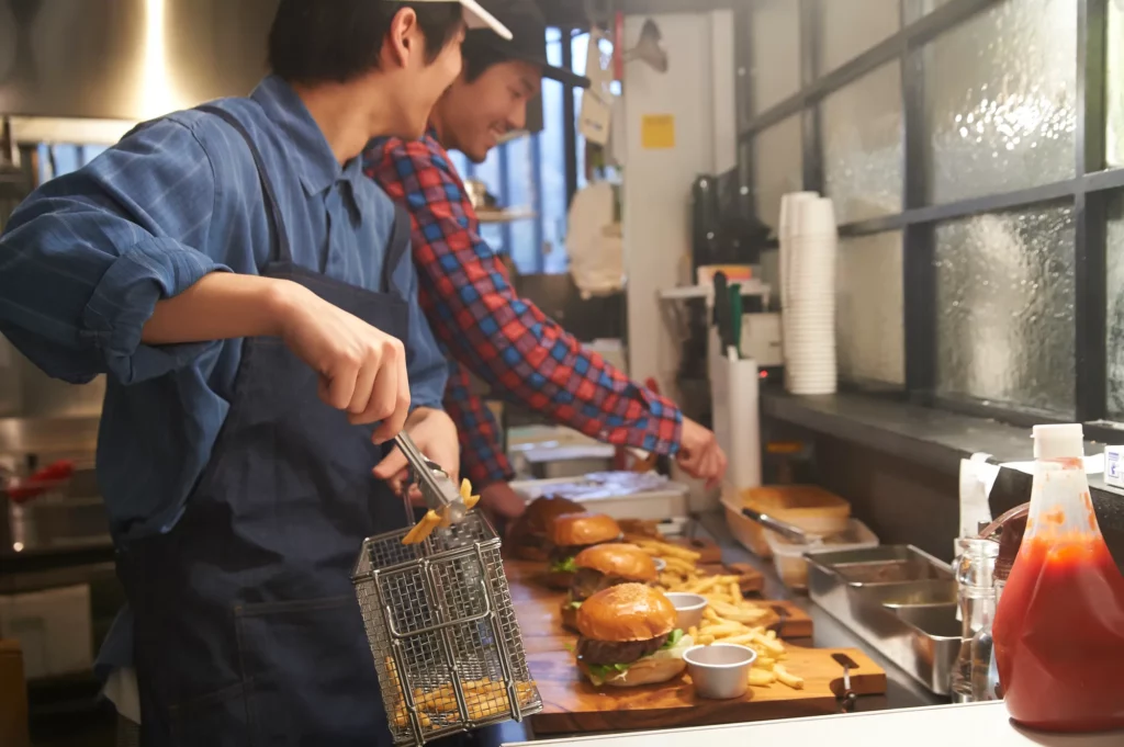 ハンバーガーショップで働く人達