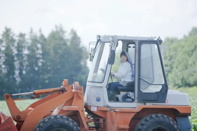 重機に興味のある若い女性