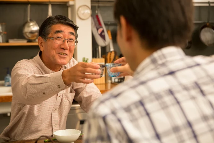 父親の晩酌につきあう若者