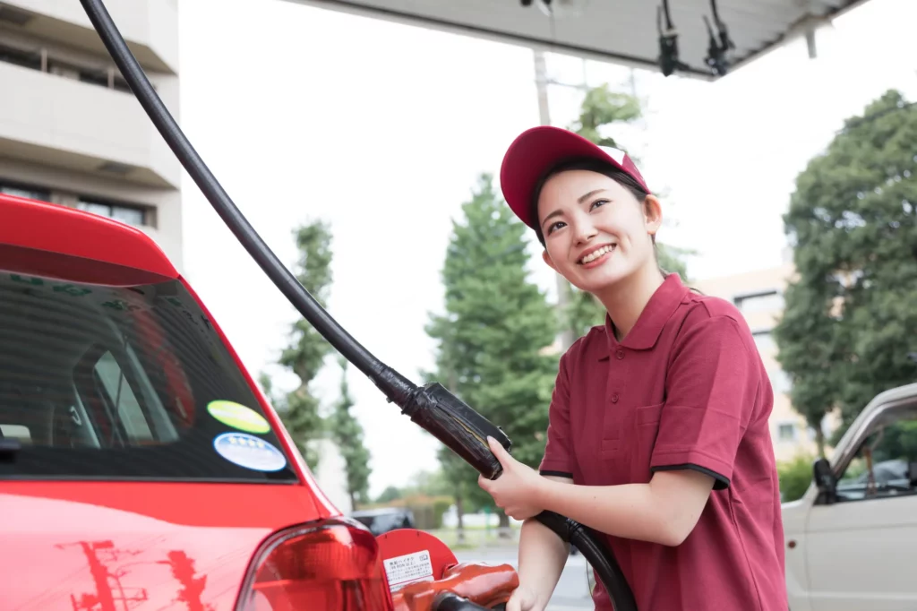 ガソリンスタンドで働く女性スタッフ