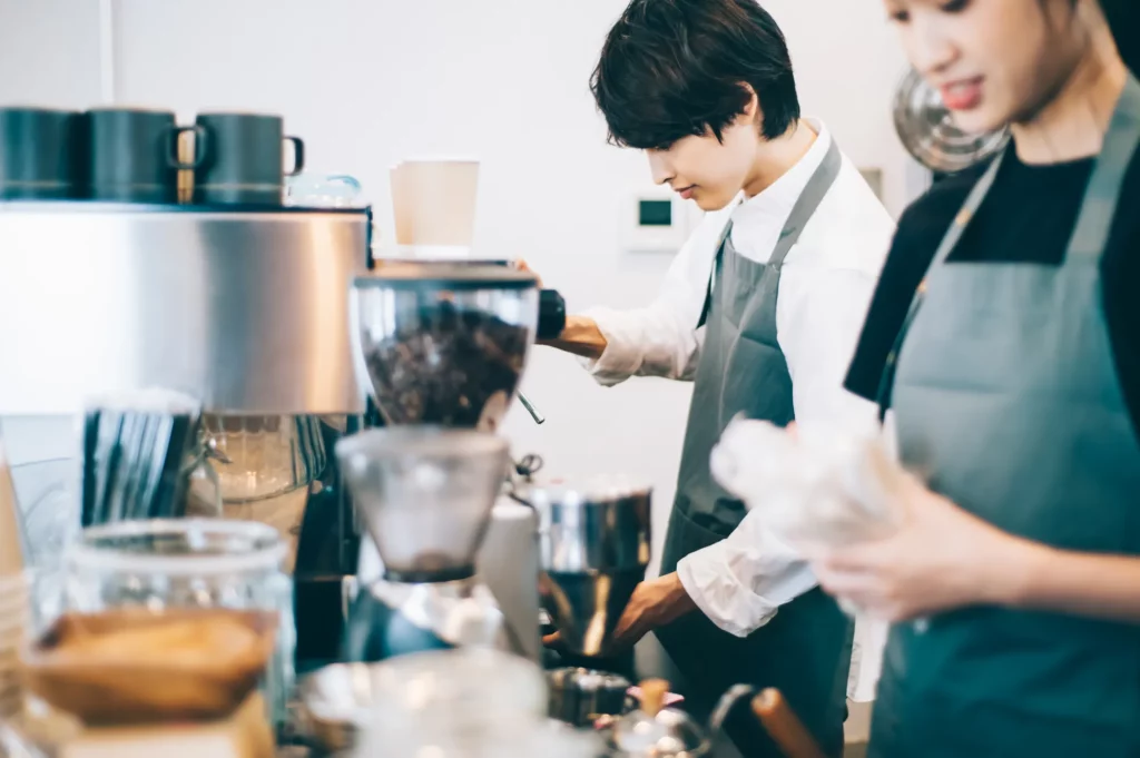 喫茶店のスタッフ