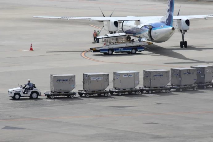 航空機に運び込まれる貨物