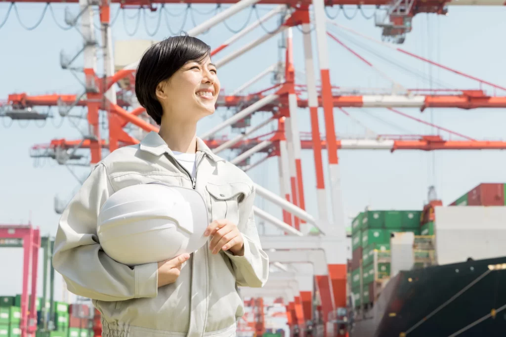 港で働く海運会社の女性