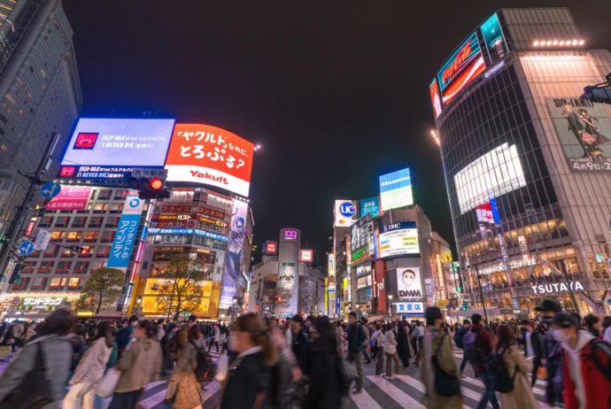 コピーが大きく表示されている渋谷駅前