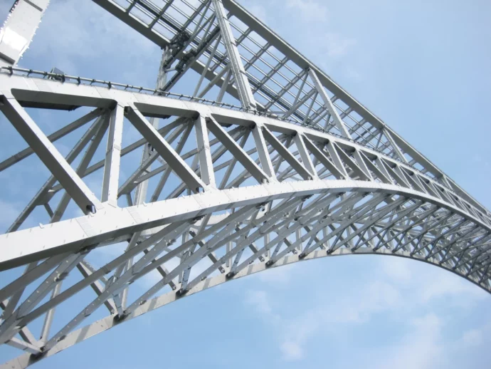 製鉄会社の技術の結晶であるアーチ橋