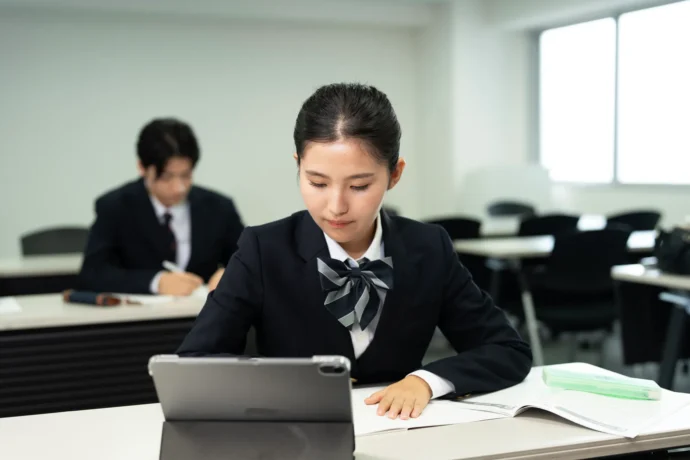 志望理由書を書く生徒