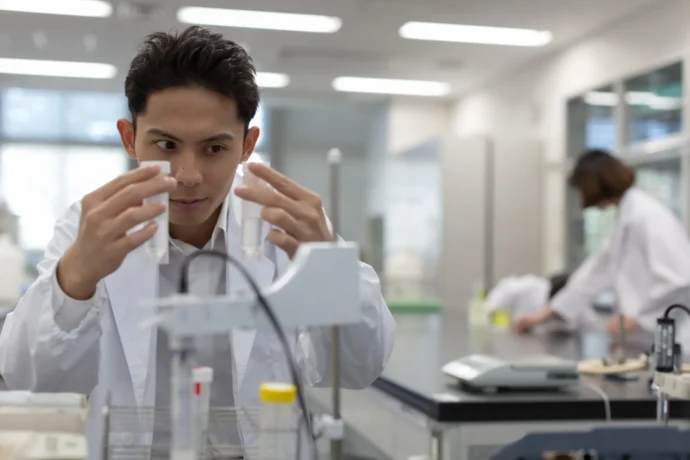 再生医療の技術を使って働いている研究者たち