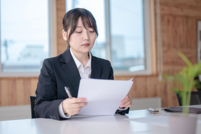 書類を確認する女性