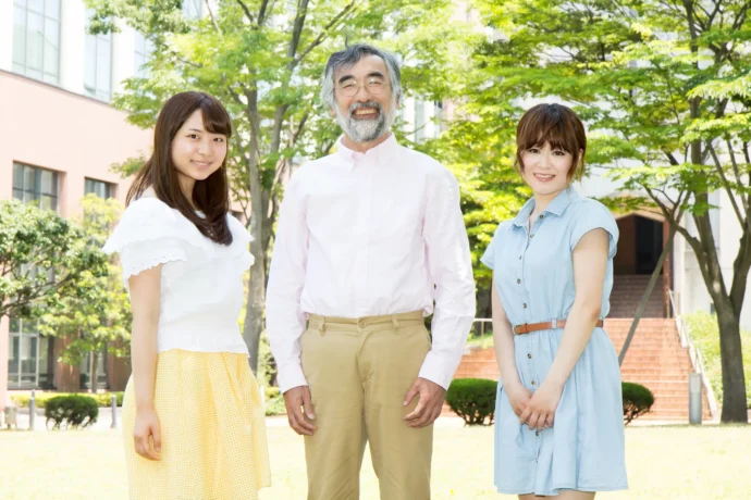 キャンパスにいる大学教授と大学院生たち