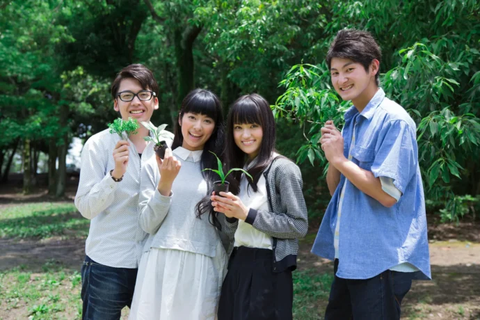 ボランティア活動をする大学生