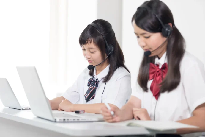ウェブミーティングで外国語による会話する高校生