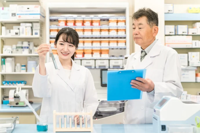 薬学部での研究中の様子