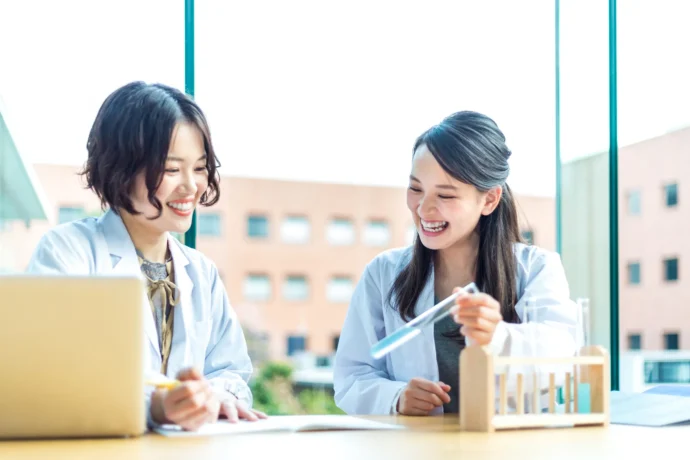 会話をする薬学部の学生たち