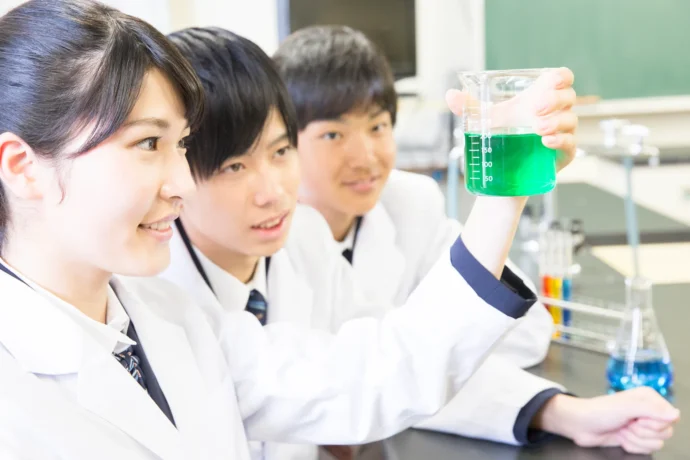 化学実験をする高校生たち
