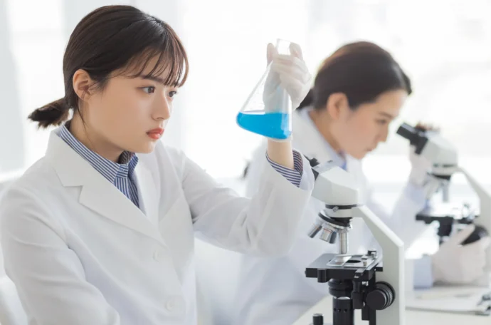 研究室で食品の成分の研究をしている大学生