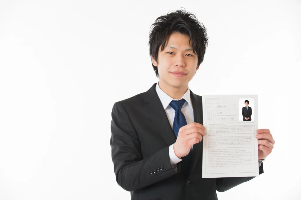 エントリーシート(ES)を掲げる就活生