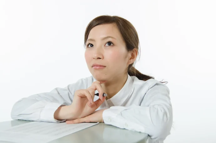 エントリーシートを書いている学生