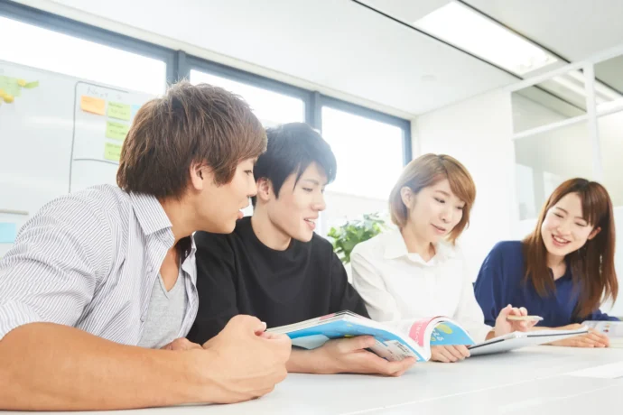 インターン先を検討する学生たち