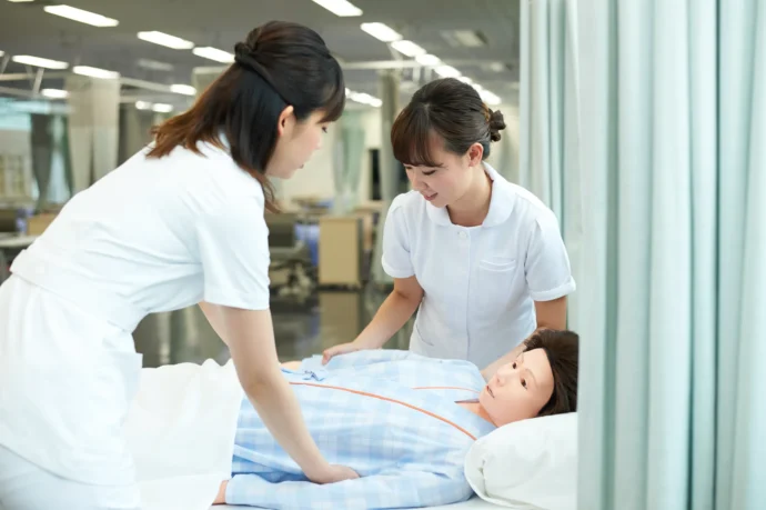 病棟で実習に励む看護学部生
