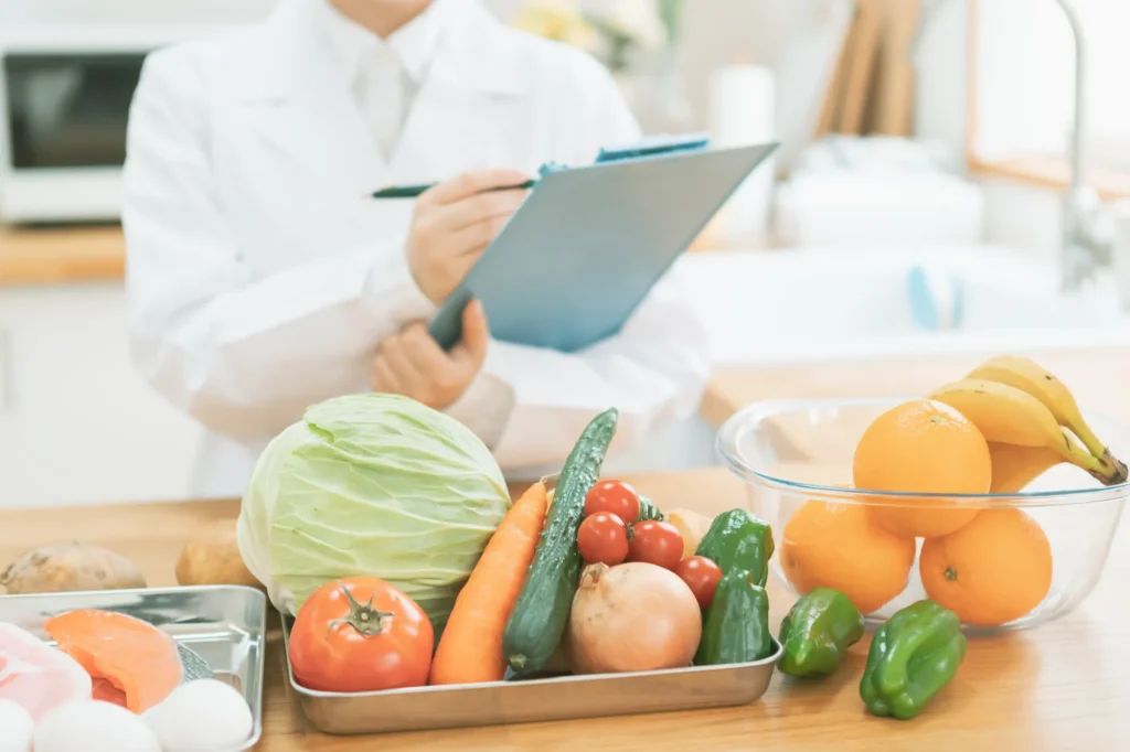 さまざまな食材から献立作成をしている学生