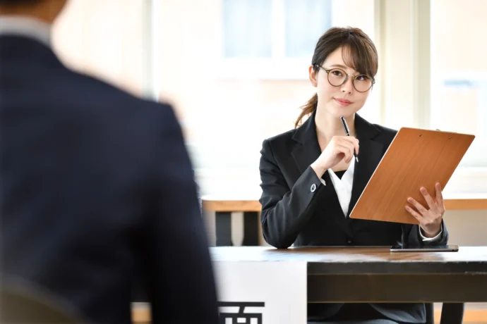 エントリーシートを見ながら面接を受ける面接官