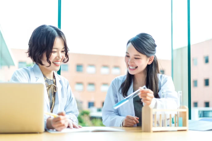 キャンパス内で研究をしている女子学生たち
