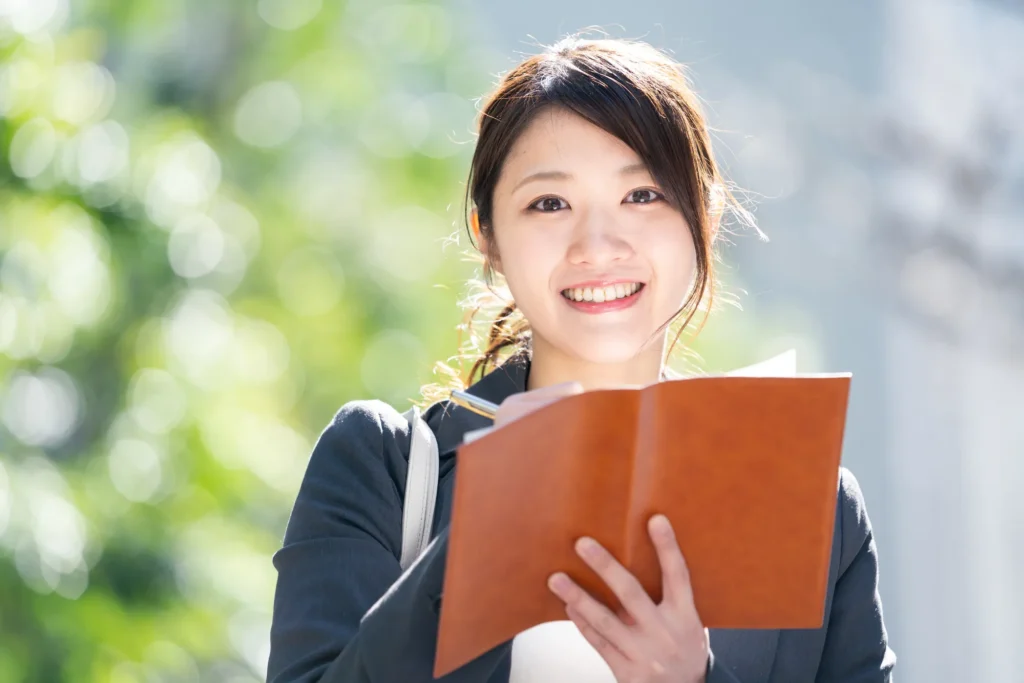 就活スケジュールをチェックする学生