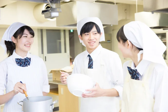 調理をする高校生たち