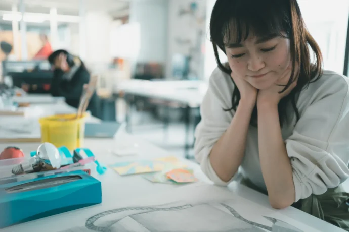 芸術学部への進学を前に悩みや疑問を抱く女子高生の様子