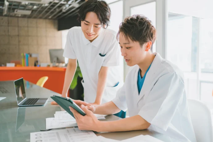 医療の現場にインターン中の大学生