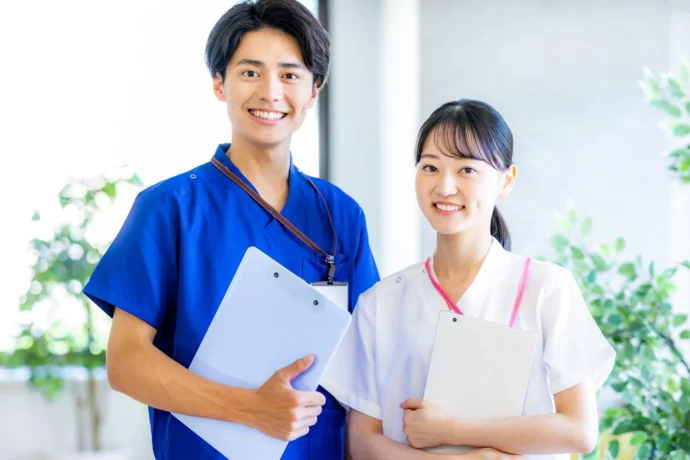 看護師を目指す男女