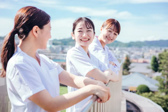 看護学部の学生たちが休憩している様子
