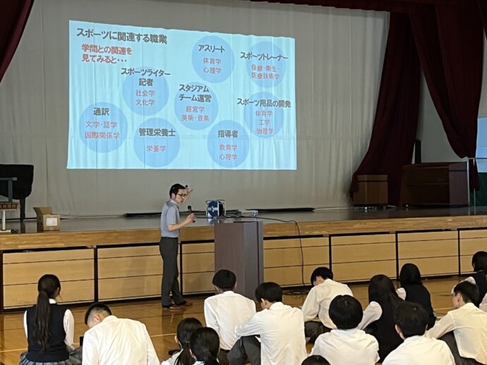 スポーツに関する職業を説明する大迫編集長