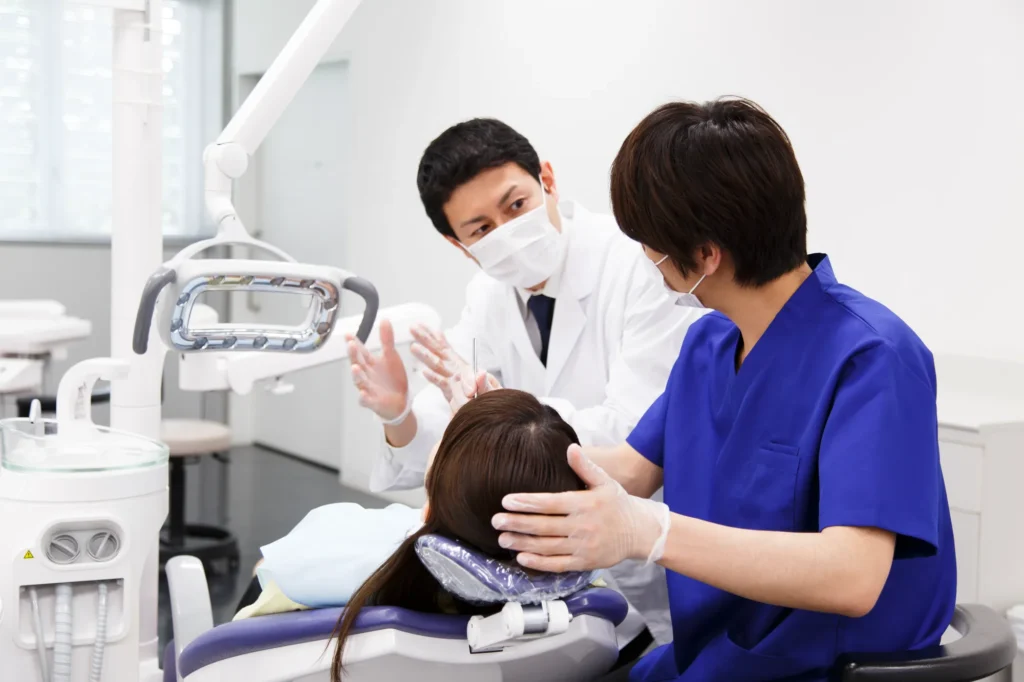 実習中に指導を受けている歯学部生