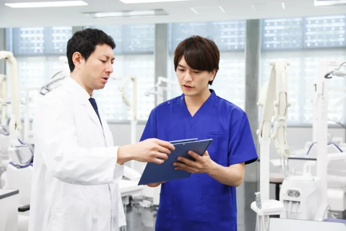 指導を受けている歯学部生