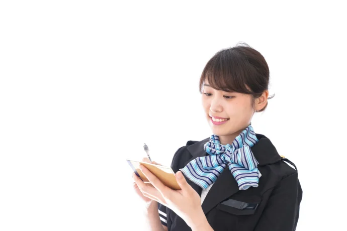 家計簿をつけるキャビンアテンダント