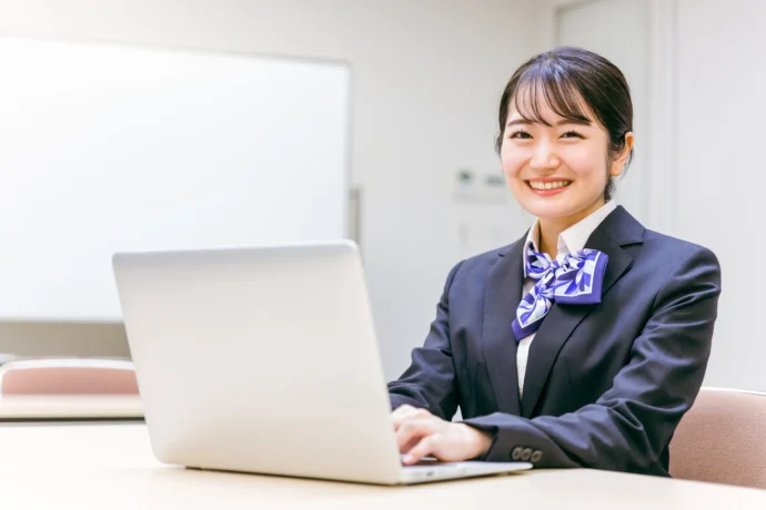 キャビンアテンダントを目指して勉強中の大学生