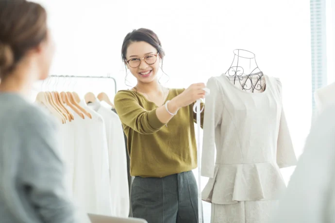 服を紹介している販売員