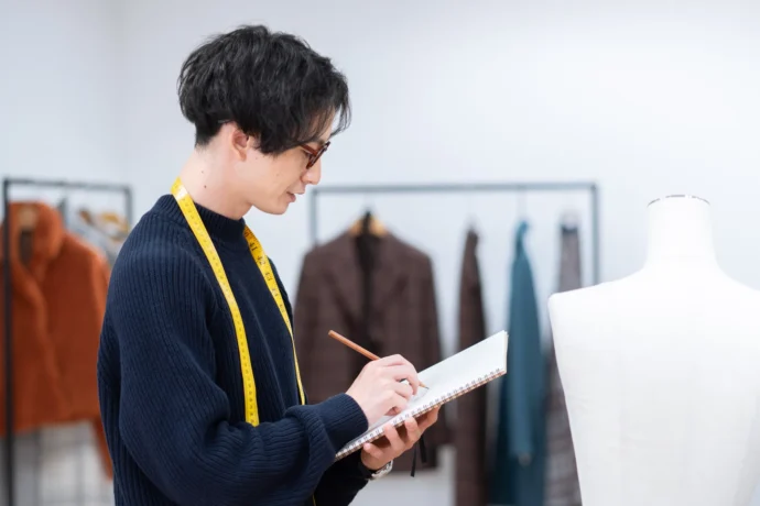 被服について学んでいる男性