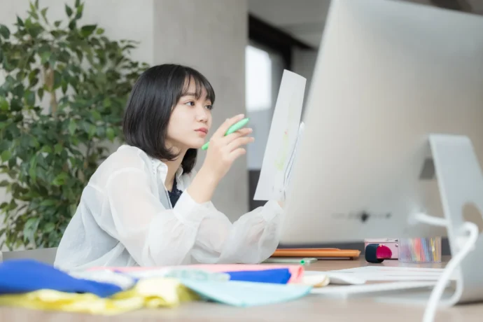 服のデザインを学ぶ女性