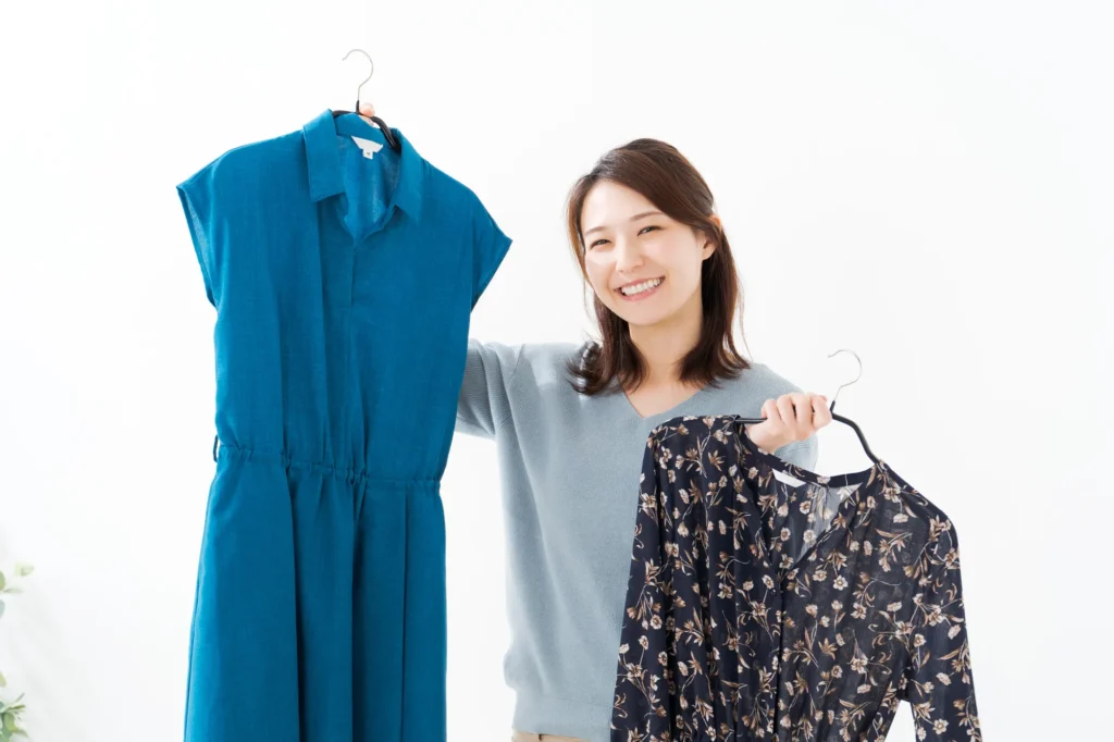 服を選ぶ女性