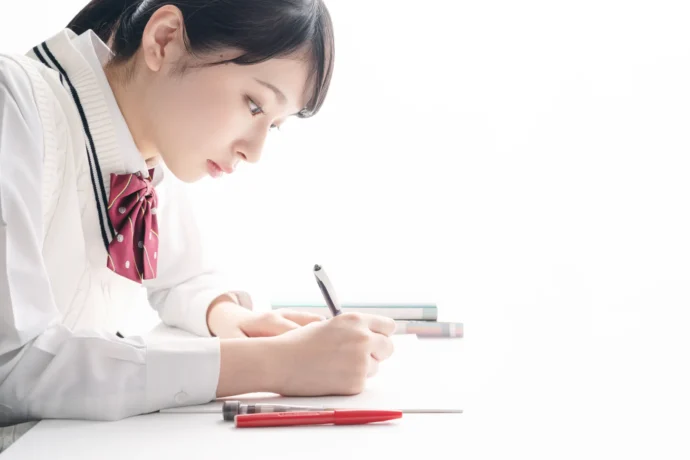 共通テストに向けて勉強する高校生