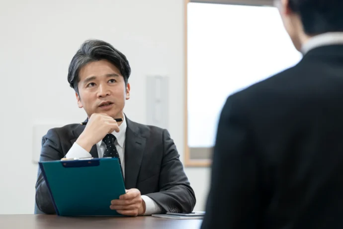 受験生の面接態度を観察している面接官