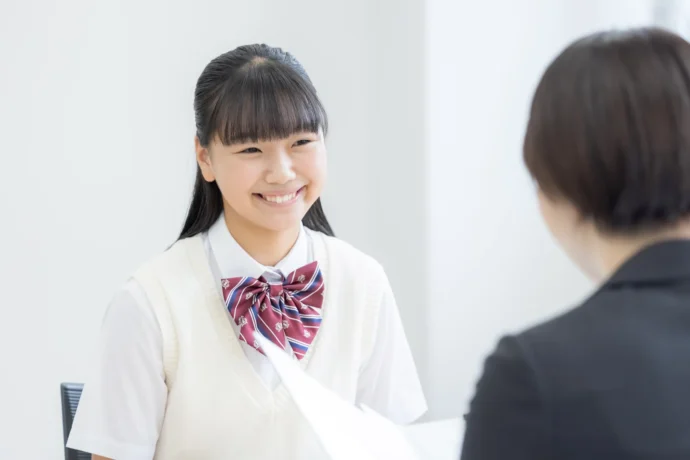 大学入試の面接に笑顔で臨む受験生