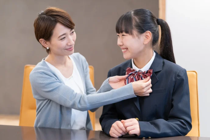 保護者に身だしなみを整えてもらう受験生