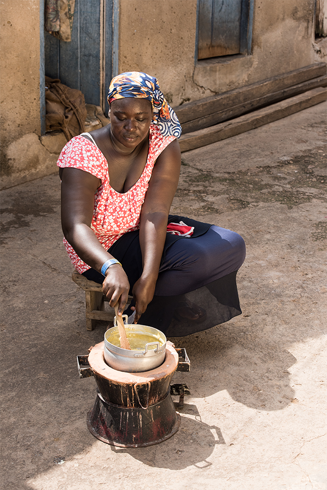ガーナの離乳食「Koko」を作る母親