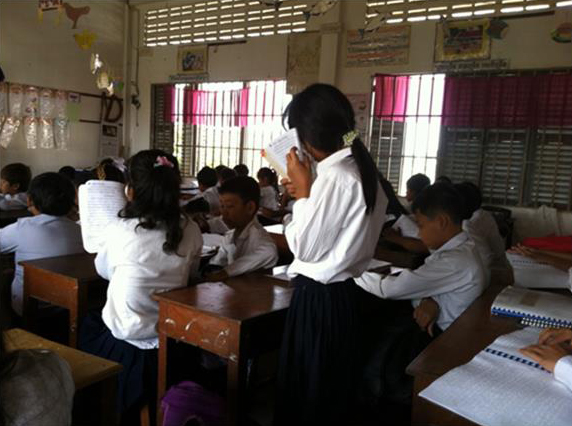 視覚障害・聴覚障害の児童が共に学ぶ通常の小学校（カンボジア）