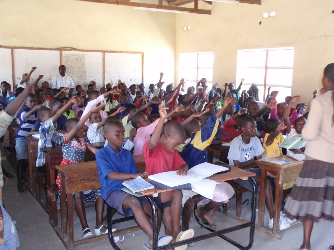 視覚障害の児童（最前列）が共に学ぶ通常の学校（マラウィ）