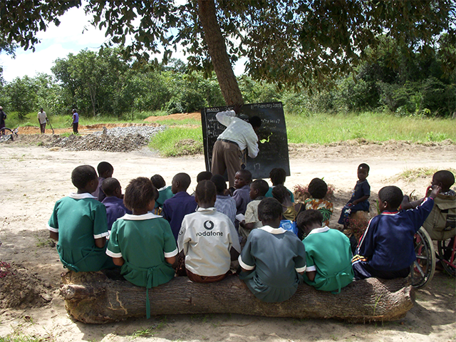高校を中退した地元の青年がボランティア教員を務めるザンビア農村部のコミュニティ・スクール